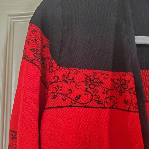 Exclusively Misook 1990s Open Front Red and Black Floral Knit Cardigan, Size XS - Picture 3 of 8